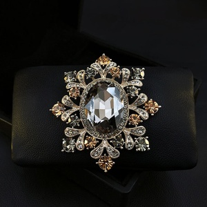 Broche Fleurie Rétro Haut de Gamme pour Femme, Design Luxueux Exquis, Perles Style Palais, Épingle de Manteau Corsage, Accessoires à Fixation Magnétique - Product Image 5