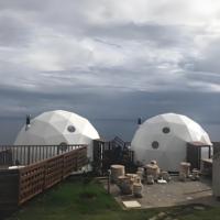 Tente dôme transparente de luxe pour l'hiver en plein air Igloo géodésique avec isolation de cheminée pour l'hiver en plein air