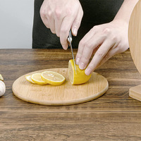 Premium bamboe fruitsnijset met geïntegreerde basisrek met ophanggat voor keukengerei, esthetisch serviesdecor.
