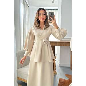 Conjunto de Traje Beige para Mujer con Detalles de Rosas al por Mayor - Product Image 4