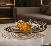 Luxueuze gedraaide spiraalvormige glazen schaal met amberkleurige tint voor fruitpresentatie in de woonkamer, op de salontafel of dressoir.