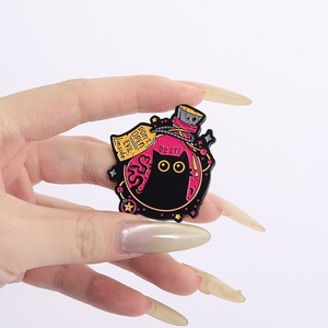 Épinglette en émail « Bouteille de potion de chat noir sorcère », épinglette amusante « Ne pas ouvrir / Faire ça » - Product Image 1