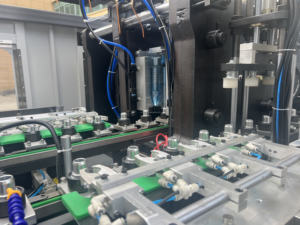 เครื่องบรรจุแชมพู PET-<span class=keywords><strong>G</strong></span> ขนาด 2 ลิตร แบบอัตโนมัติ 4 ช่อง ควบคุมด้วยระบบ Mitsubishi ขับเคลื่อนด้วยมอเตอร์ FESTO พร้อมตลับลูกปืน ให้ผลผลิตสูง - Product Image 2