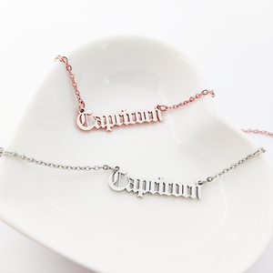 Nouveauté Collier Zodiaque Capricorne – Signe Astrologique de <span class=keywords><strong>Naissance</strong></span> – Lettre Omicron Iota – Anniversaire Horoscope Capricorne Gémeaux - Product Image 1