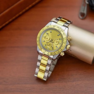 Reloj de Cuarzo Superventas con Círculo Interior Grabado y Tres Esferas Pequeñas Decorativas - Product Image 2