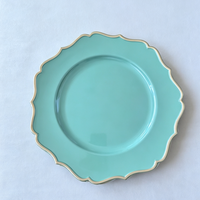 Assiettes de présentation bleu ciel à bord festonné avec détails dorés, en plastique jetable, pour la mise en table de mariages et fêtes d'anniversaire