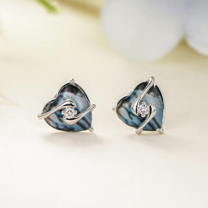 Eleganti orecchini a forma di cuore con diamanti in oro bianco e diamanti naturali taglio brillante rotondo per l'uso quotidiano da donna, romantici. - Product Image 4