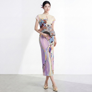 Robe mi-longue de style chinois à col mandarin avec imprimé floral peint à la main, robe fourreau ajustée à manches courtes en soie tissée - Product Image 3