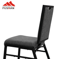 Chaise de banquet empilable en aluminium avec dossier flexible et assise rembourrée, dotée d'une poignée de transport, idéale pour les salles de réception d'hôtels, les réunions et les événements