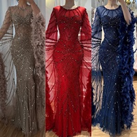 Serene Hill LA72708A Übergröße Rotes Abendkleid mit O-Ausschnitt, Meerjungfrauen-Silhouette, Perlen und Federn, Formelle Partykleider für Damen