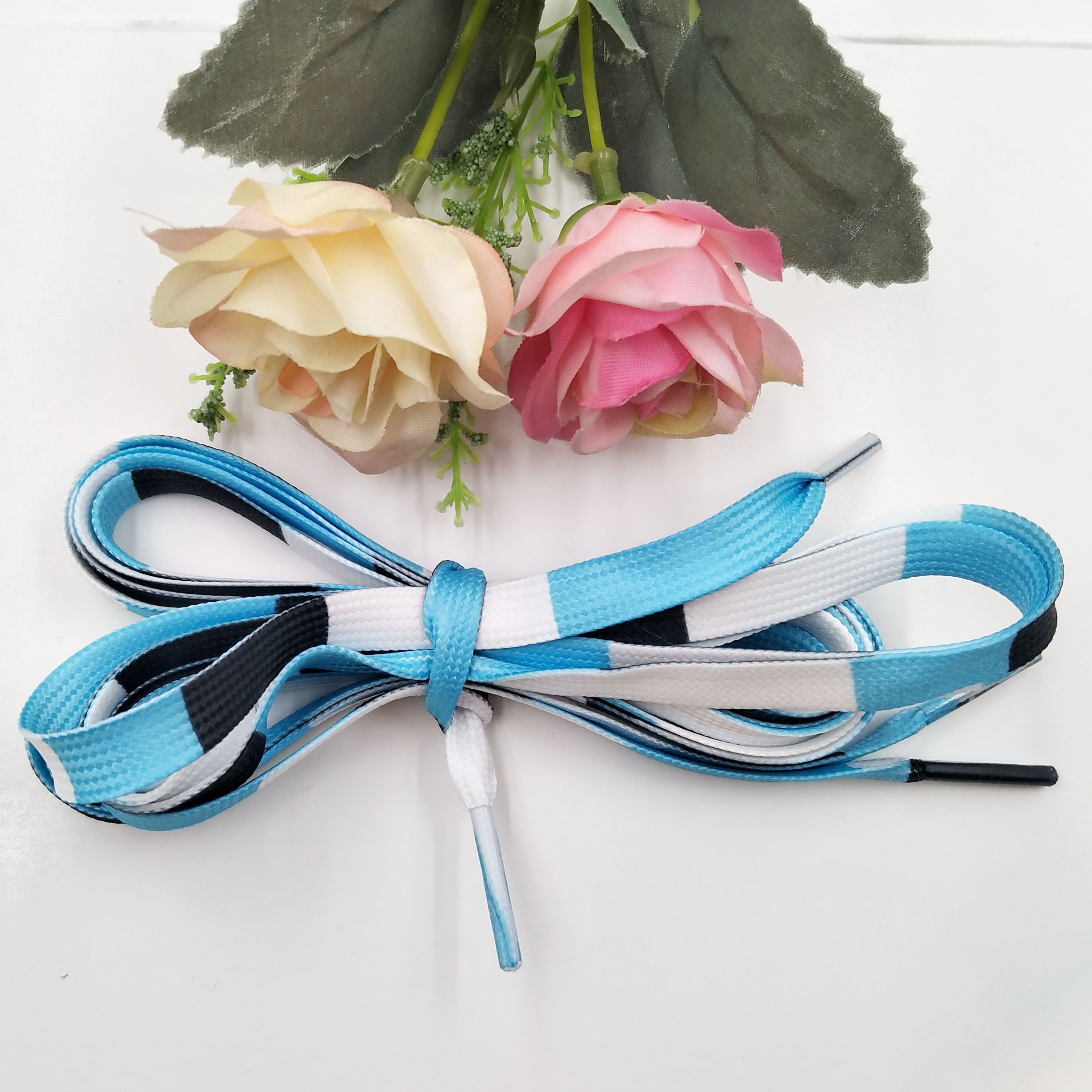 Bleu clair noir blanc
