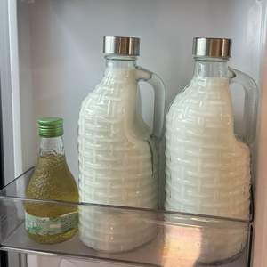 Bouteille en verre de cylindre transparent manipulé de 500ml 1000ml bouteille en verre de vin de lait de forme de tissage brésilien avec le bouchon à vis - Product Image 3