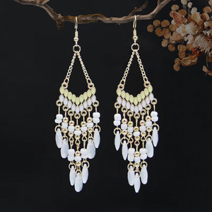 Boucles d'oreilles pendantes longues à pampilles perlées en alliage de style ethnique haut de gamme pour femmes, pendentifs d'oreille bohèmes, vente en gros pour cadeau d'anniversaire - Product Image 1