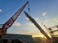 Grue sur chenilles robuste Quantum XGC88000, hauteur de levage maximale de 144 m pour le levage de dômes et de réservoirs de grande taille