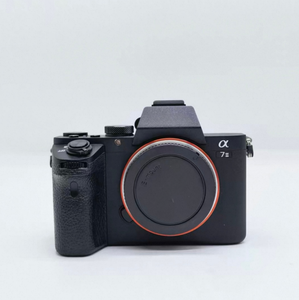 Solo cuerpo de cámara A7C2 usado — 33.0MP full-frame + 5 ejes de estabilización de imagen (IBIS) de 7 paradas, en excelentes condiciones, completamente funcional. - Product Image 1