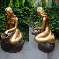 Sculpture de sirène de style européen, œuvre d'art en fibre de verre faite à la main, fontaine d'eau de sirène, ornement pour jardin, cour