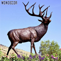Personnalisez une statue de cerf en bronze grandeur nature et une sculpture animale pour un jardin extérieur moderne