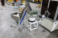 Machine d'assemblage automatique rotative à grande vitesse de deux trois parties de lotion de couvercle de bouchon d'huile alimentaire de maquillage de bouteille cosmétique de bouchon en plastique