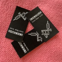 Étiquette tissée thermocollante découpée au laser avec nom de marque, patch tissé en taffetas avec support adhésif, conception gratuite