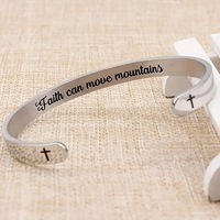 Bracelet minimaliste en acier inoxydable en forme de C pour femmes, avec lettres personnalisées, design ouvert, bracelet argenté réglable