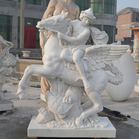 Statue d'ange en marbre grec montant à un cheval volant