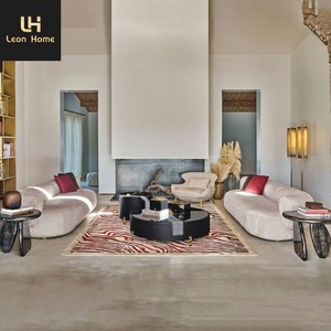 Divano Angolare Minimalista di Lusso Europeo, Moderno in Tessuto Beige con Dettagli in Pelo di Agnello <span class=keywords><strong>Bianco</strong></span> <span class=keywords><strong>e</strong></span> Legno Dorato, Fornitore di Divani per Soggiorno - Product Image 1