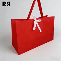 Sac en papier personnalisé de luxe en matériaux recyclés avec poignée longue, idéal pour le shopping, les cadeaux, les chaussures et les vêtements, avec logo ruban