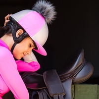 Gorro ecuestre de alta calidad para montar a caballo, cubierta con pompón, venta al por mayor de fábrica
