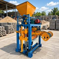 Machine à fabriquer des briques en ciment QT4-35B pour le bâtiment en Ouganda, avec mélangeur intégré et convoyeur à bande manuel pour les matières premières