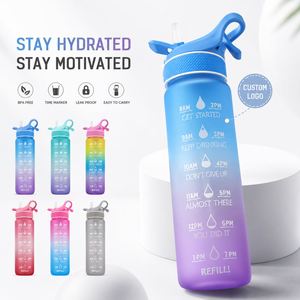 Botella de Agua Deportiva de 1000 ml (32 oz) con Logotipo Personalizado, Degradado, Marcador de Tiempo, Pajita, Tapa Abatible y Pulverizador para Gimnasio y Actividades al Aire Libre - Product Image 1