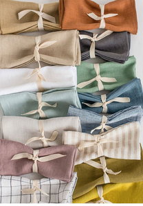 Serviettes de table pour cocktail noires brodées à la main en gaze réutilisable personnalisée en lin imprimé avec logo pour les mariages et les dîners - Product Image 4