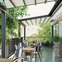 Toit rétractable moderne pour l'extérieur avec éclairage LED, auvent anti-pluie, télécommande sans fil et protection UV pour balcon et terrasse