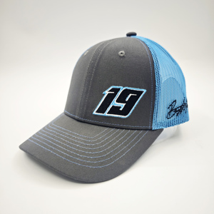 Gorra de camionero Richardson 112 de malla transpirable de color sólido ligeramente curvada con logotipo personalizado, estilo hip hop y diseño de espiga. - Product Image 3