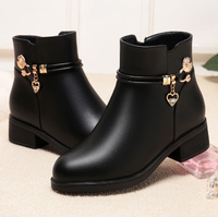 Nouvelle conception, vente en gros d'usine, bottes courtes à talons pour femmes, personnalisées, décontractées, mode classique, avec ceinture en PU et strass, pour garder les pieds au chaud