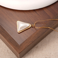 Collier Pendentif Géométrique Triangulaire en Acier Inoxydable 304 Plaqué Or 18K avec Perle Naturelle pour Femme, Bijou Inaltérable