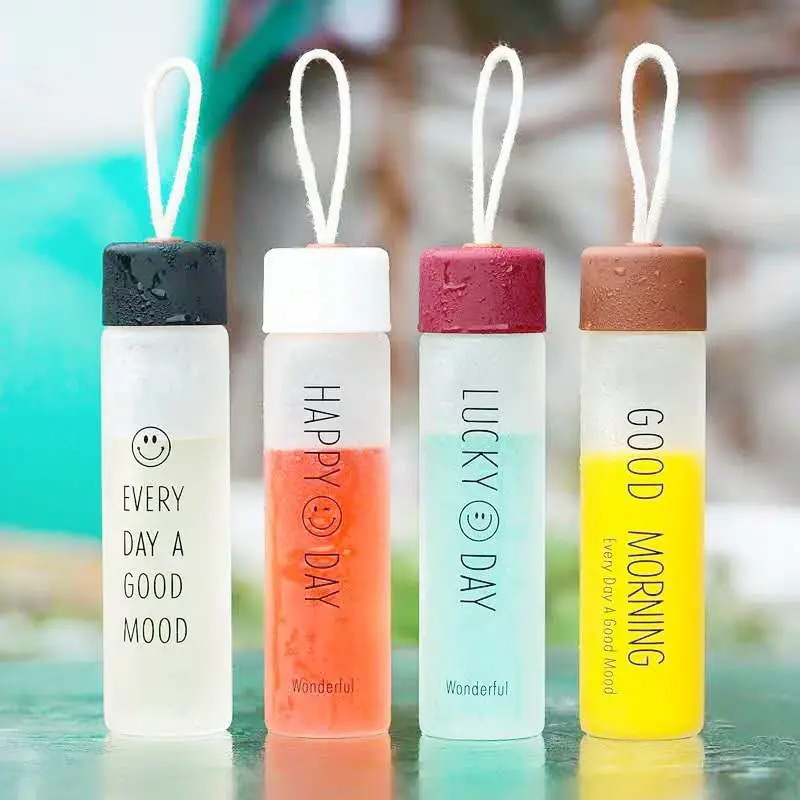 Bouteilles à boire colorées avec logo personnalisé avec poignée de couvercle Portable givré mat Drinkware bouteille en verre d'eau en gros