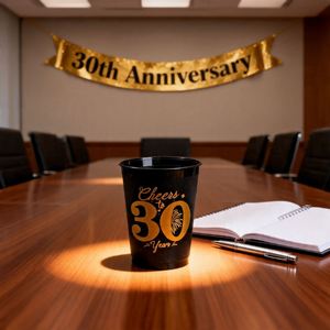 Celebración de 30 Años - Juego de 12 Vasos de Plástico Negros y Dorados con Impresión Digital para Fiestas de Cumpleaños - Product Image 3
