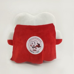 UYEAH Fabbrica OEM/ODM: Giocattolo di <span class=keywords><strong>Peluche</strong></span> Personalizzato con Denti <span class=keywords><strong>Grandi</strong></span>, Mantello e <span class=keywords><strong>Occhi</strong></span> <span class=keywords><strong>Grandi</strong></span>, Giocattoli di <span class=keywords><strong>Peluche</strong></span> Cartoon Imbottiti in Cotone su Misura - Product Image 3