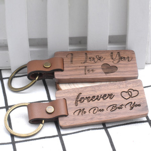 سلسلة مفاتيح من خشب الجوز الطبيعي والجلد مع شخصية منحوتة قلادة صغيرة هدية تذكارية للسفر - Product Image 3