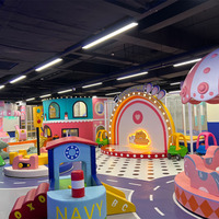 Aire de jeux intérieure à thème urbain de dessins animés, centre de jeux commercial pour enfants avec maison de jeu de rôle, scène et manèges rotatifs pour centre commercial