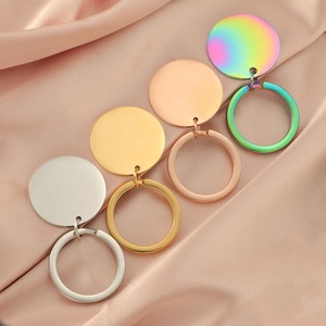 Llaveros Populares con Dijes Redondos, Chapados en Oro PVD de 18k, Colgante de Acero Inoxidable Arcoíris, Llaveros Personalizables con Colgante Circular en Blanco - Product Image 3