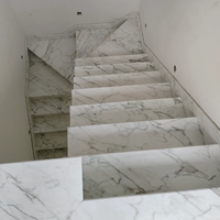Escalier intérieur moderne en acier inoxydable en spirale avec rampes en marbre blanc jade pour villa
