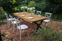 Chaises à dossier croisé pour événements, mariages, hôtels, fêtes et banquets, disponibles en location et pour la vente en gros