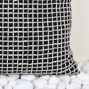 Housse de coussin personnalisable en coton 100% noir et blanc, tissée à la main, brodée, texture moderne, fermeture éclair - Product Image 2
