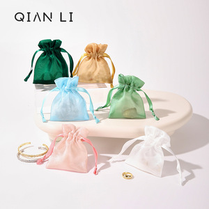 Sacs cadeaux en organza QIAN LI 8x10cm 10x15cm, pochettes de rangement pour bijoux avec cordon de serrage, emballage en tissu vert sauge - Product Image 3