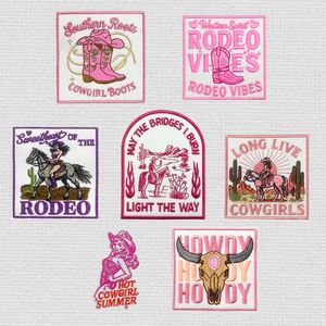 Parche Bordado Termoadhesivo Rosa con Diseño de Botas de Vaquera, Herradura y la Frase 'Yall Rodeo Mom' para Decoración de Ropa, Sombreros y Bolsos - Product Image 1