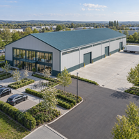 Bâtiment en acier pour entrepôt intégré, atelier et bureau, avec structure portique EN S355 et panneaux sandwich PIR