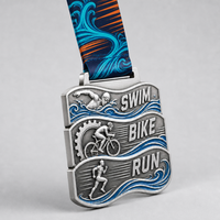 Médaille de triathlon OEM personnalisée en alliage de zinc électroplaqué avec relief 3D et impression par transfert thermique pour club sportif (nataution, cyclisme, course à pied)