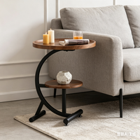 Table d'appoint moderne en forme de C à 2 niveaux, table d'appoint en bois et métal avec étagère de rangement pour salon, chambre à coucher, canapé