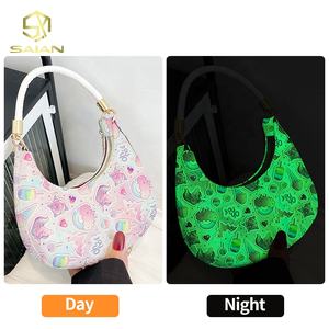 <span class=keywords><strong>Cuero</strong></span> de <span class=keywords><strong>PU</strong></span> de colores brillantes personalizados de 1MM <span class=keywords><strong>que</strong></span> brilla en la oscuridad <span class=keywords><strong>Cuero</strong></span> de imitación de <span class=keywords><strong>PU</strong></span> sintético luminoso para bolsas de lazos para el cabello Material - Product Image 6